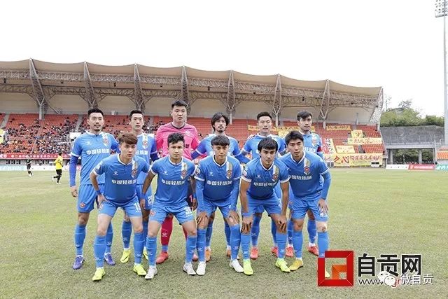梅西社交媒体晒图 球场边悠闲喝茶发型梦回2018